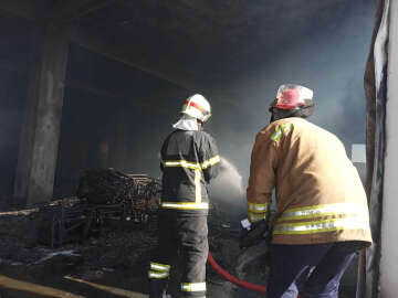 Hatay'da büro malzemeleri üreten atölyede yangın / Ek fotoğraf