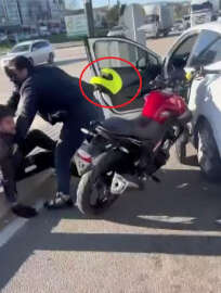 Otomobiline çarpan motosiklet sürücüsünü elinden aldığı kask ile darbetti, olay anı kamerada