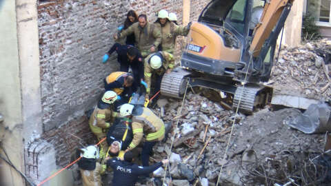 Ek fotoğraf //  Kadıköy'de yıkım sırasında işçi molozların altında kaldı