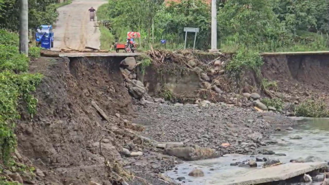 Samsun'da sağanak; yol çöktü