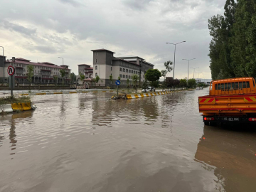 Ağrı'da sağanak; yollar göle döndü