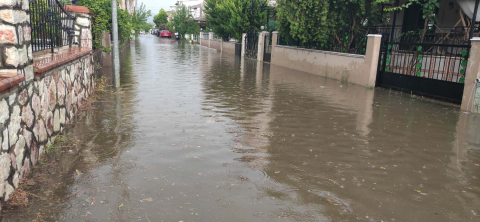 İzmir'de gök gürültülü sağanak; cadde ve sokaklar suyla doldu