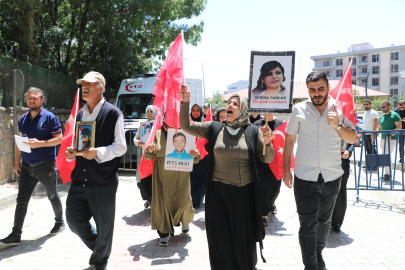 Van'da evlat eylemine katılan baba: Elindeki kalemi kırdılar, onun yerine silah verdiler