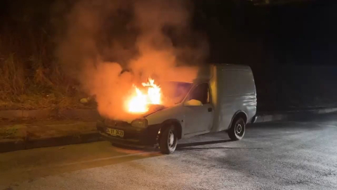 İstanbul - Avcılar'da hafif ticari aracın motoru alev alev yandı