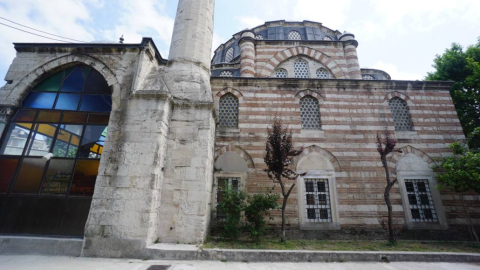 İstanbul - Fatih'teki 439 yıllık tarihi camiye plastik pencere