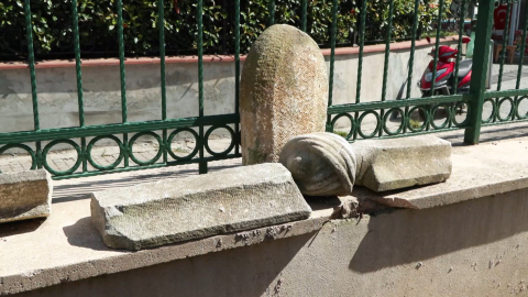 İstanbul - Midilli Ali Reis Camii'nin avlusundaki tarihi mezar taşları için onarım talebi