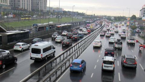 İstanbul- İstanbul'da haftanın ilk iş gününde yağmur trafiği