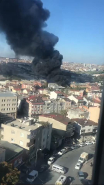 İstanbul - Gaziosmanpaşa'da halı sahadaki yangın kumaş deposuna sıçradı-4 // Yeni görüntülerle