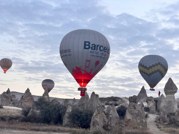 NEVŞEHİR Sıcak hava balonları, Atatürk posterleri ve Türk bayraklarıyla havalandı (VİDEO EKLENDİ)