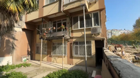 İstanbul- Güngören'de 54 yıllık binaya kaçak balkon yapıp metal boruyla desteklediler