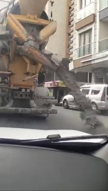 İstanbul - Kağıthane'de beton mikseri yola harç dökerek ilerledi