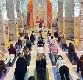 Kilisedeki yoga seansına tepki: Bütün ibadethanelerimiz kutsaldır