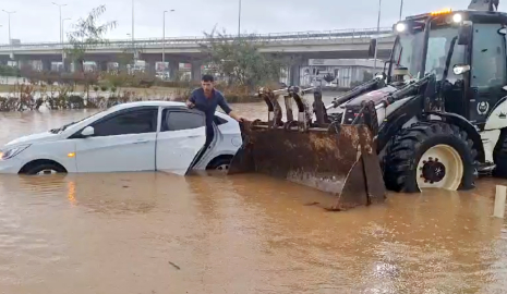 Antalya'da sağanak; göle dönen yollarda mahsur kaldılar