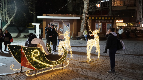 Ankara'da park ve caddeler yılbaşı için süslendi