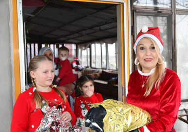 Tekirdağ'da çocukların 'Noel ablası', her yıl kapı kapı gezip hediye dağıtıyor