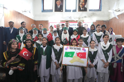 Bakan Tekin, Pakistan’da Kemaird Kız Lisesi’ni ziyaret etti