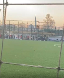 Amatör küme maçında taraftarlar rakip takımın futbolcularını darbetti; o anlar kamerada