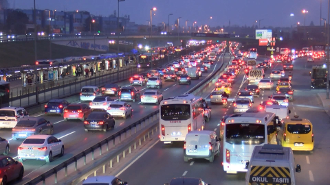 İstanbul- İstanbul'da okulların açılmasıyla bazı bölgelerde trafik yoğunluğu oluştu