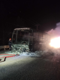 Kastamonu'da seyir halindeki yolcu otobüsü alev aldı; olay sonrası kamerada