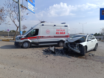 Elazığ'da ambulans ve otomobil çarpıştı: 2 yaralı