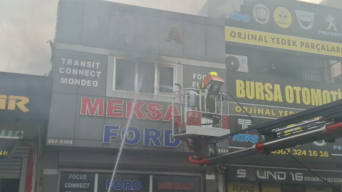 Bursa'da oto aksesuar dükkanında çıkan yangın, bitişikteki iş yerine sıçradı (2)