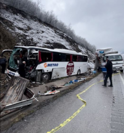 Samsun'da yolcu otobüsü, kamyona çarptı; 1 ölü, 16 yaralı